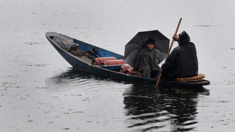 Un musulmán de Cachemira transporta cilindros de gas en su barco en el lago Dal en Srinagar, el 4 de noviembre de 2015. AFP / Tauseef MUSTAFA