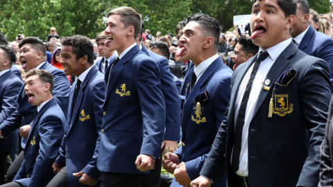 Los estudiantes realizan una 'Hakka' del equipo de Nueva Zelanda, All Blacks, después de su llegada a acto de bienvenida oficial para el equipo en Auckland, el 4 de noviembre de 2015, tras su victoria de la Copa Mundial de Rugby contra Aust