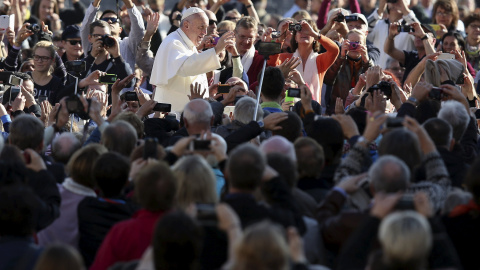 El Papa Francisco saluda al llegar a la Plaza de San Pedro en el Vaticano, 4 de noviembre de 2015. REUTERS / Alessandro Bianchi