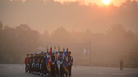 Un cuerpo de honor militar llega a una ceremonia de ofrenda floral por la visita del presidente francés, Francois Hollande en el Cementerio Nacional de Seúl el 4 de noviembre de 2015. AFP / Ed Jones