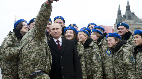 El presidente ruso, Vladimir Putin posa para un selfie con miembros de la juventud del club patriótico militar "Vympel" (El Banderín) durante una ceremonia de colocación de flores en un monumento de Minin y Pozharsky. Rusia celebra el Día d