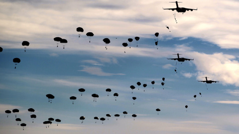 Medio millar de paracaidistas de la 82 Airborne Division realizan un salto masivo desde unos C-17 Globemaster al término ejercicio Trident Juncture 2015 que la OTAN está realizando en el campo de maniobras de San Gregorio, en Zaragoza. EFE/