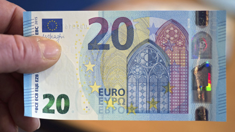 Un empleado del Banco Federal de Alemania (Bundesbank) muestra el nuevo billete de 20 euros en Düsseldorf (Alemania) hoy, 4 de noviembre de 2015. El nuevo billete se pondrá en circulación el próximo 25 de noviembre. EFE/Federico Gambarini
