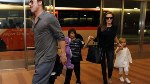 Brad Pitt junto a Angelina Jolie con sus hijos Knox, Vivienne and Pax en el aeropuerto internacional Haneda en Tokio, Japón. / REUTERS Brad Pitt junto a Angelina Jolie con sus hijos Knox, Vivienne and Pax en el aeropuerto internacional Haneda en Tokio, Japón. / REUTERS