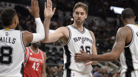 El pívot de los San Antonio Spurs Pau Gasol (c), celebra una canasta con sus compañeros, el australiano Patty Mills (i) y LaMarcus Aldridge (d). /EFE El pívot de los San Antonio Spurs Pau Gasol (c), celebra una canasta con sus compañeros, el australiano Patty Mills (i) y LaMarcus Aldridge (d). /EFE