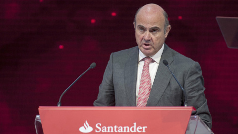 Fotografía facilitada por el Ministerio de Economía del titular del departamento, Luis de Guindos, en el discurso pronunciado en la Ninth Santander International Banking Conference, organizada por el Banco Santander en Madrid. EFE/ Fotografía facilitada por el Ministerio de Economía del titular del departamento, Luis de Guindos, en el discurso pronunciado en la Ninth Santander International Banking Conference, organizada por el Banco Santander en Madrid. EFE/