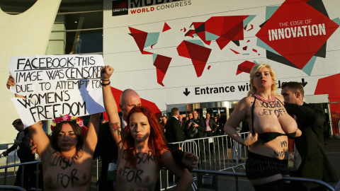Un grupo de activistas de la organización feminista Femen protesta durante el Congreso Mundial de Móviles este lunes / EFE
