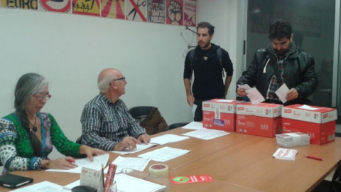 Militantes de Esquerra Unida i Alternativa depositan su voto ayer. /EUiA Militantes de Esquerra Unida i Alternativa depositan su voto ayer. /EUiA