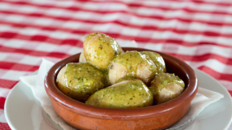 Papas arrugadas con mojo verde canario. Papas arrugadas con mojo verde canario.