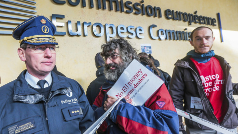 Activistas protestan ante el acceso a la sede de la Comisión Europea contra las subvenciones europeas a la industria armamentística en Bruselas (Bélgica). La policía decidió cerrar el barrio como medida de seguridad. EFE/Stephanie Lecocq