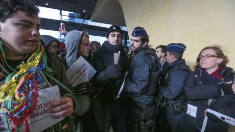 Policías se enfrentan a varios activistas que bloquean el acceso a la sede de la Comisión Europea durante una protesta contra las subvenciones europeas a la industria armamentística en Bruselas (Bélgica. EFE/Stephanie Lecocq