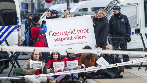 Activistas protestan ante el acceso a la sede de la Comisión Europea contra las subvenciones europeas a la industria armamentística en Bruselas (Bélgica). EFE/Stephanie Lecoc