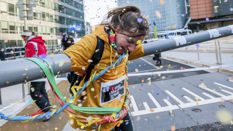 Una activista protesta delante de la sede de la Comisión Europea para protestar contra las subvenciones europeas a la industria armamentística en Bruselas. EFE/Stephanie Lecocq