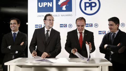 El presidente del Gobierno y del PP, Mariano Rajoy, el presidente y el secretario generalde UPN, Javier Esparza, y Óscar Arizcuren, y el presidente de la junta gestora del PPN, Pablo Zalba, durante la firma del pacto electoral por el que a El presidente del Gobierno y del PP, Mariano Rajoy, el presidente y el secretario generalde UPN, Javier Esparza, y Óscar Arizcuren, y el presidente de la junta gestora del PPN, Pablo Zalba, durante la firma del pacto electoral por el que a