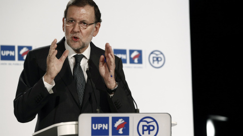 El presidente del Gobierno y del PP, Mariano Rajoy, durante su intervención tras la firma con el presidente de UPN, Javier Esparza, del pacto electoral por el que ambos partidos concurrirán juntos a las elecciones generales del 20 de diciem El presidente del Gobierno y del PP, Mariano Rajoy, durante su intervención tras la firma con el presidente de UPN, Javier Esparza, del pacto electoral por el que ambos partidos concurrirán juntos a las elecciones generales del 20 de diciem