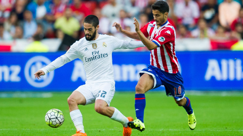 Nacho Cases persigue a Isco en el Sporting-Real Madrid de la primera jornada. Nacho Cases persigue a Isco en el Sporting-Real Madrid de la primera jornada.