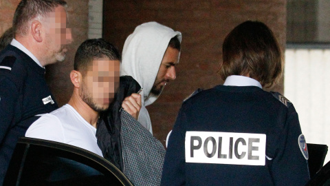 Karim Benzema saliendo de los juzgados de Versalles. /AFP Karim Benzema saliendo de los juzgados de Versalles. /AFP