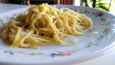 Carbonara de puerros. Pato confinado. Receta de carbonara de puerros.