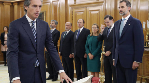 El nuevo ministro de Fomento, Iñigo de la Serna, jurando su cargo ante el Rey, el pasado viernes, en Zarzuela. Archivo EFE. El nuevo ministro de Fomento, Iñigo de la Serna, jurando su cargo ante el Rey, el pasado viernes, en Zarzuela. Archivo EFE.
