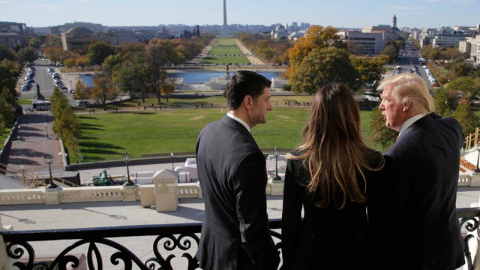 Paul Ryan, portavoz del partido Republicano en la Cámara de Representantes, enseña Washington a Trump y a su esposa. | JOSHUA ROBERTS (REUTERS) Paul Ryan, portavoz del partido Republicano en la Cámara de Representantes, enseña Washington a Trump y a su esposa. | JOSHUA ROBERTS (REUTERS)