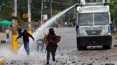La Policía Nacional utiliza un cañón de agua para dispersar a los estudiantes durante una protesta para exigir la renuncia del presidente de Honduras, Juan Orlando Hernández. REUTERS