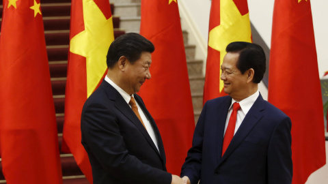 El presidente de China , Xi Jinping, se da la mano con el primer ministro de Vietnam, Nguyen Tan Dung. REUTERS