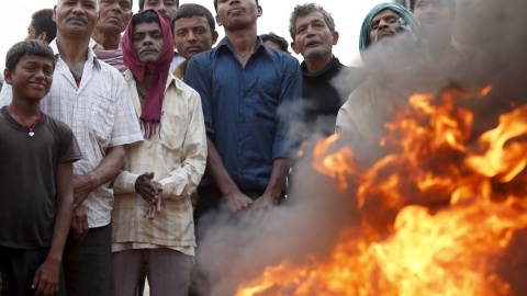Manifestantes durante la huelga general convocada por los manifestantes madhesi que se manifiestan contra la nueva constitución en Birgunj , Nepal. REUTERS