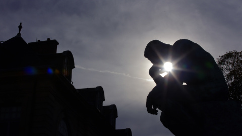 La escultura " El Pensador " del escultor francés Auguste Rodin se ve en el jardín del Museo Rodin de París. REUTERS