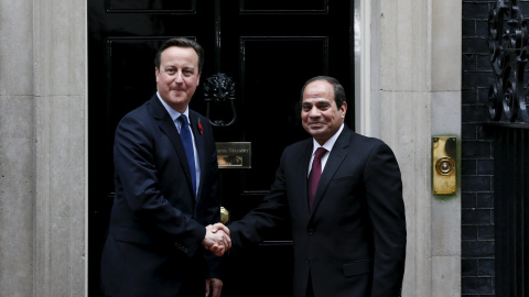 El primer ministro de Gran Bretaña, David Cameron, se reúne con el presidente de Egipto, Abdel Fattah al-Sisi. REUTERS