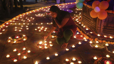 Una mujer enciende velas con motivo de la celebración del festival Diwali en Bhopal, India. EFE