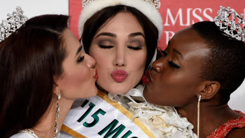 Miss Venezuela Edymar Martínez posa junto a la primera dama de honor Jennifer Valle, de Honduras, y la segunda dama de honor, la keniata Eunice Onyango, tras ser coronada Miss Internacional 2015. EFE