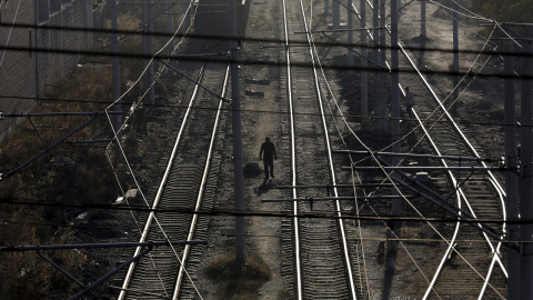 Los aldeanos locales a lo largo de los ferrocarriles , que se utilizan para la transferencia del carbón, en la mina de carbón Zhengyang a las afueras de Jixi, China. REUTERS
