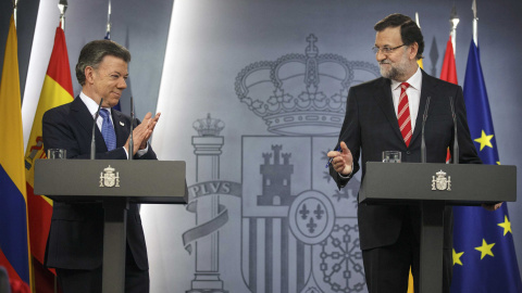 El presidente de Colombia, Juan Manuel Santos, aplaude al presidente del Gobierno, Mariano Rajoy, durante su rueda de prensa conjunta en el Palacio de la Moncloa. REUTERS/Andrea Comas El presidente de Colombia, Juan Manuel Santos, aplaude al presidente del Gobierno, Mariano Rajoy, durante su rueda de prensa conjunta en el Palacio de la Moncloa. REUTERS/Andrea Comas
