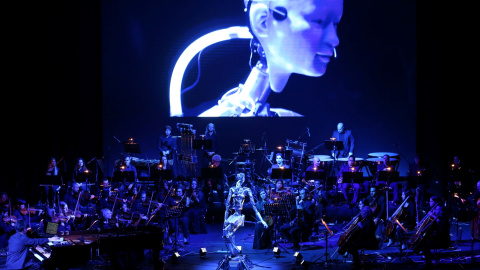 31/01/2020 - Un robot dirige una orquesta en la Academia de Artes Escénicas Sharjah, Emiratos Árabes Unidos. REUTERS / Satish Kumar
