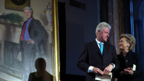 El expresidente de EEUU Bill Clinton y su mujer Hillary Clinton junto al retrato El expresidente de EEUU Bill Clinton y su mujer Hillary Clinton junto al retrato