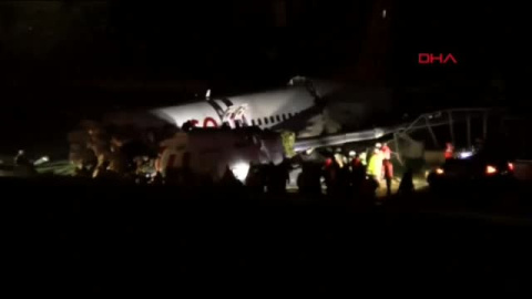 Un avión se sale de pista en Estambul y se rompe en tres después de aterrizar Un avión se sale de pista en Estambul y se rompe en tres después de aterrizar