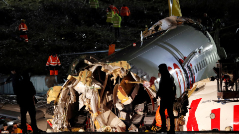 05/02/2020 - Los socorristas operaron en el lugar del accidente aéreo de Pegasus Airlines en Estambul, Turquía . REUTERS / Murad Sezer 05/02/2020 - Los socorristas operaron en el lugar del accidente aéreo de Pegasus Airlines en Estambul, Turquía . REUTERS / Murad Sezer