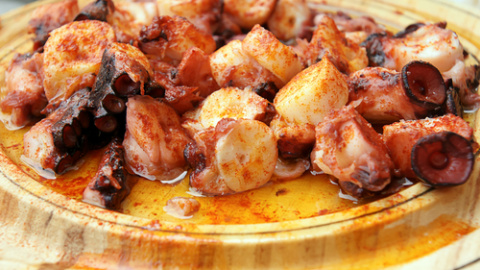 Pulpo á feira con pimentón y aceite