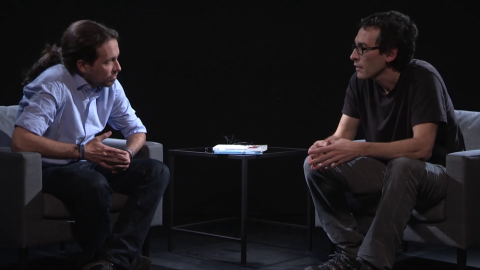 Pablo Iglesias, durante su entrevista al filósofo y escritor César Rendueles, en 'Otra Vuelta de Tuerka' Pablo Iglesias, durante su entrevista al filósofo y escritor César Rendueles, en 'Otra Vuelta de Tuerka'