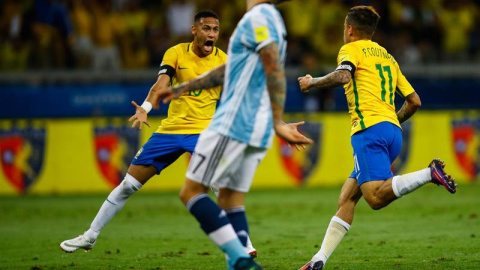 Coutinho celebra con Neymar uno de los goles de Brasil ante Argentina. /EFE Coutinho celebra con Neymar uno de los goles de Brasil ante Argentina. /EFE