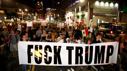 Manifestantes durante la marcha para protestar por la llegada a la Presidencia de Donald Trump en Los Angeles, EEUU. / REUTERS Manifestantes durante la marcha para protestar por la llegada a la Presidencia de Donald Trump en Los Angeles, EEUU. / REUTERS