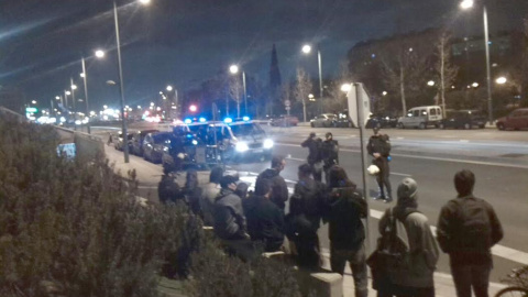 Varias personas esperan la puesta en libertad de los detenidos.