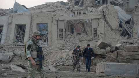 Fuerzas de seguridad afganas y tropas de la OTAN investigan la explosión cercana a la sede consular en Mazar-i-Sharif, Afghanistan. / REUTERS Fuerzas de seguridad afganas y tropas de la OTAN investigan la explosión cercana a la sede consular en Mazar-i-Sharif, Afghanistan. / REUTERS