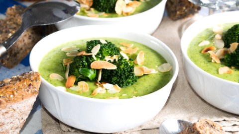 Crema de brócoli y almendras. Crema de brócoli y almendras.