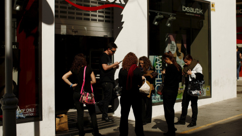 Un grupo de trabajadores de una tienda de cosméticos en Ronda (Málaga), en un momento de descanso. REUTERS/Jon Nazca Un grupo de trabajadores de una tienda de cosméticos en Ronda (Málaga), en un momento de descanso. REUTERS/Jon Nazca