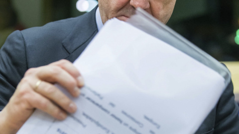 El ministro de Economía, Luis de Guindos durante su defensa de las medidas tomadas por el país para corregir el déficit en el Parlamento Europeo en Bruselas, Bélgica. EFE/Stephanie Lecocq El ministro de Economía, Luis de Guindos durante su defensa de las medidas tomadas por el país para corregir el déficit en el Parlamento Europeo en Bruselas, Bélgica. EFE/Stephanie Lecocq