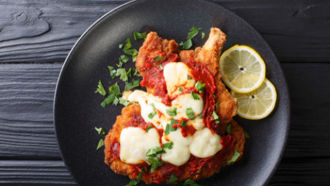 Milenesa napolitana, carne empanada con queso. Milanesa napolitana.
