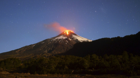 Desde Pucon, una ciudad en el sur de Santiago, los vecinos pudieron oír la explosión durante la noche del martes. Desde sus casas, han podido ver cómo el volcán no ha dejado de escupir lava./ REUTERS