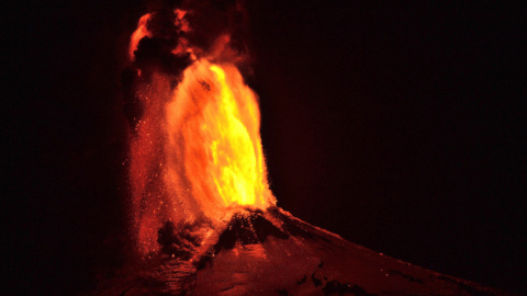 Una erupción que no ha dejado de escupir lava y bañar el cielo de ceniza con una nube de partículas que alcanza los 3 km de altura./ REUTERS