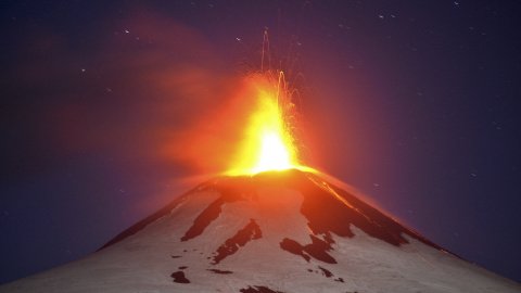 Tras 15 años sin despertar, el volcán Villarrica ha vuelto a despertar. Las localidades más cercanas se mantienen en alerta roja./ REUTERS